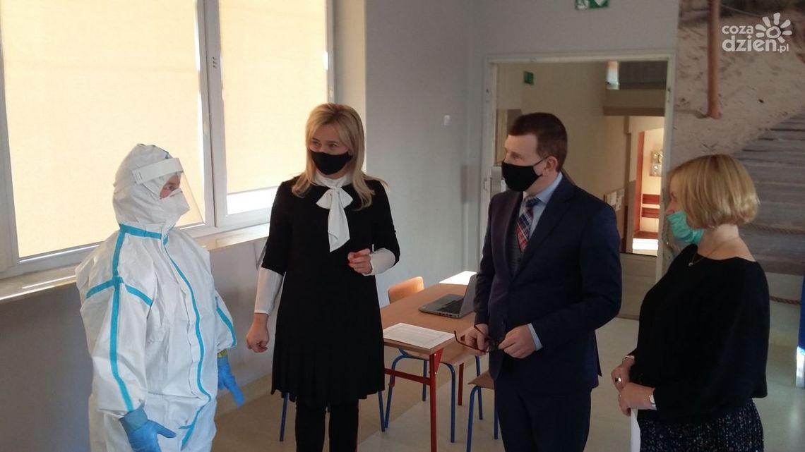 Ostrowieccy nauczyciele badają się na obecność SARS-COV-2 Ostrowieccy nauczyciele badają się na obecność SARS-COV-2