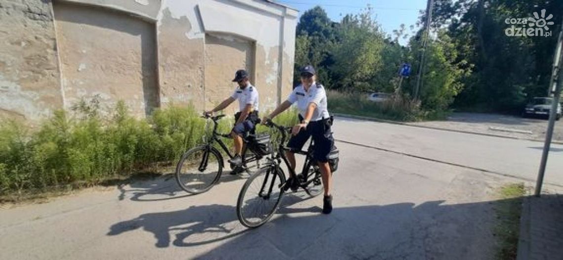 Ostrowieccy policjanci na rowerach Ostrowieccy policjanci na rowerach