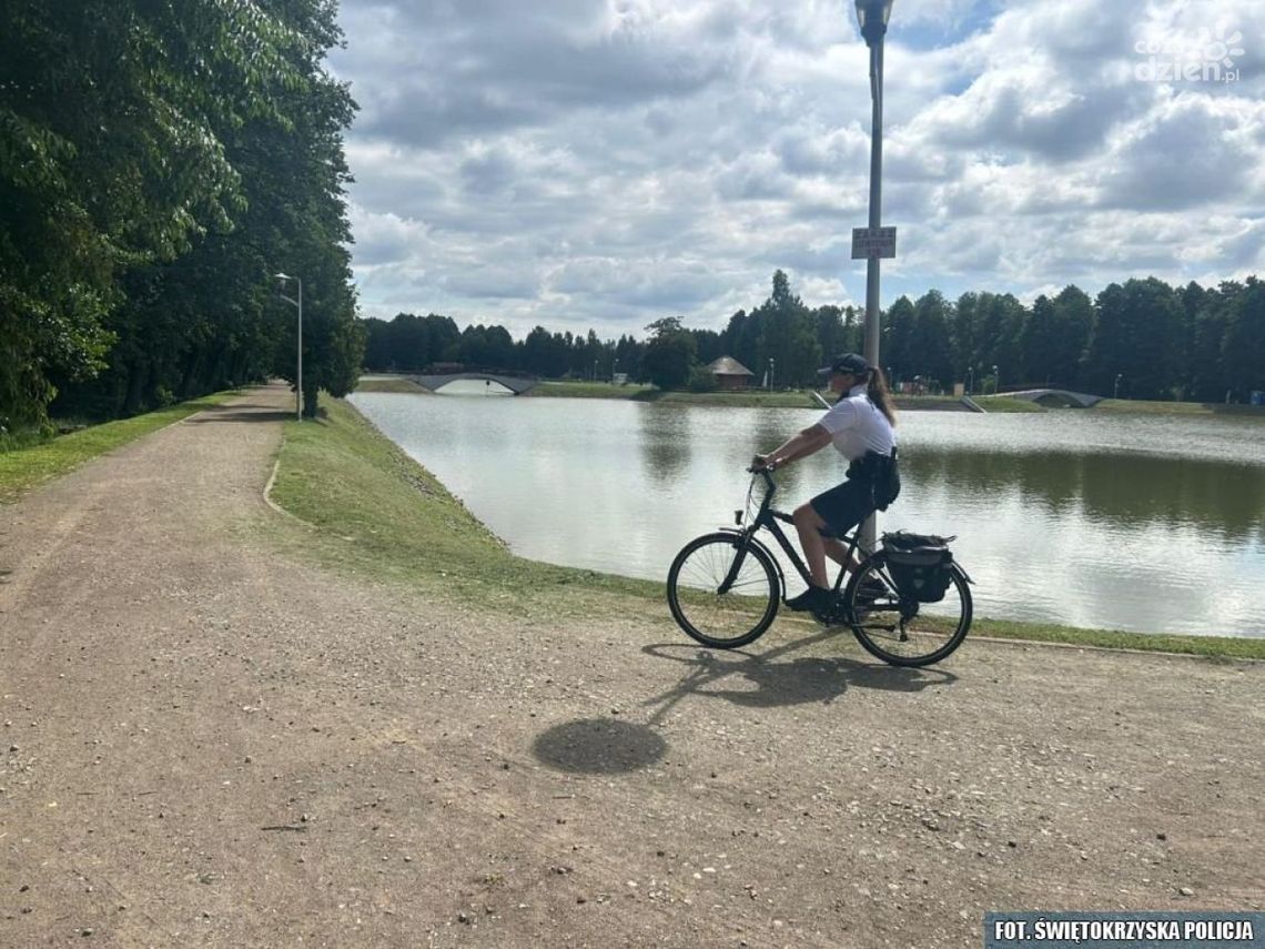 Ostrowieccy policjanci na rowerach Ostrowieccy policjanci na rowerach