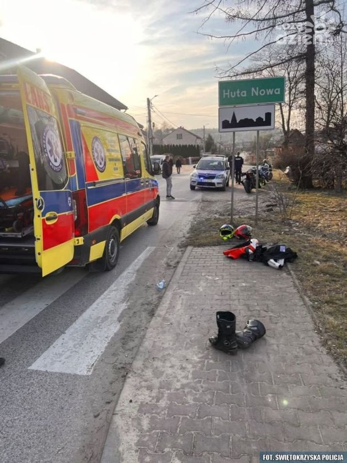 Ostrowieccy policjanci pierwsi z pomocą rannemu motocykliście 