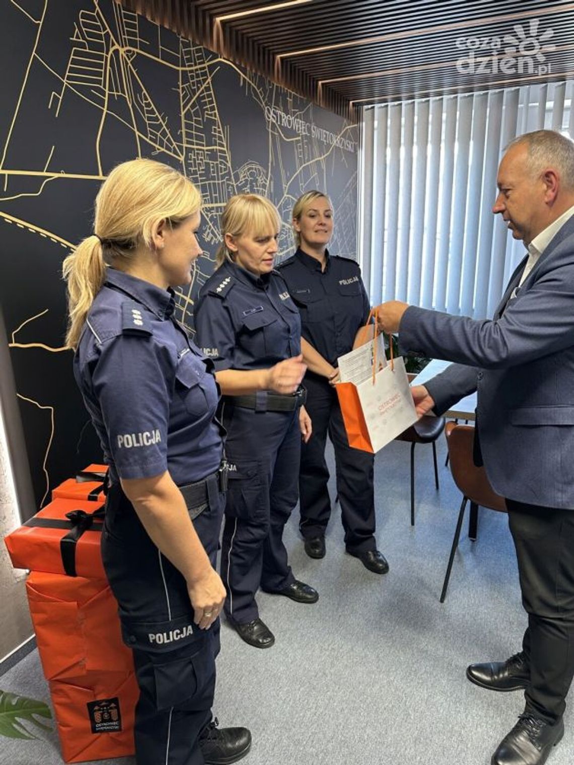 Ostrowieccy policjanci zaopatrzeni w profilaktyczne gadżety Ostrowieccy policjanci zaopatrzeni w profilaktyczne gadżety