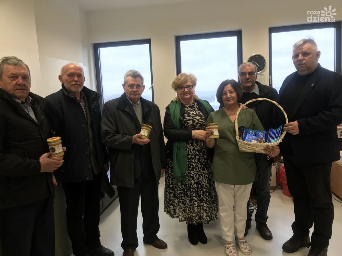 Ostrowieccy pszczelarze z prezentem dla krwiodawców 