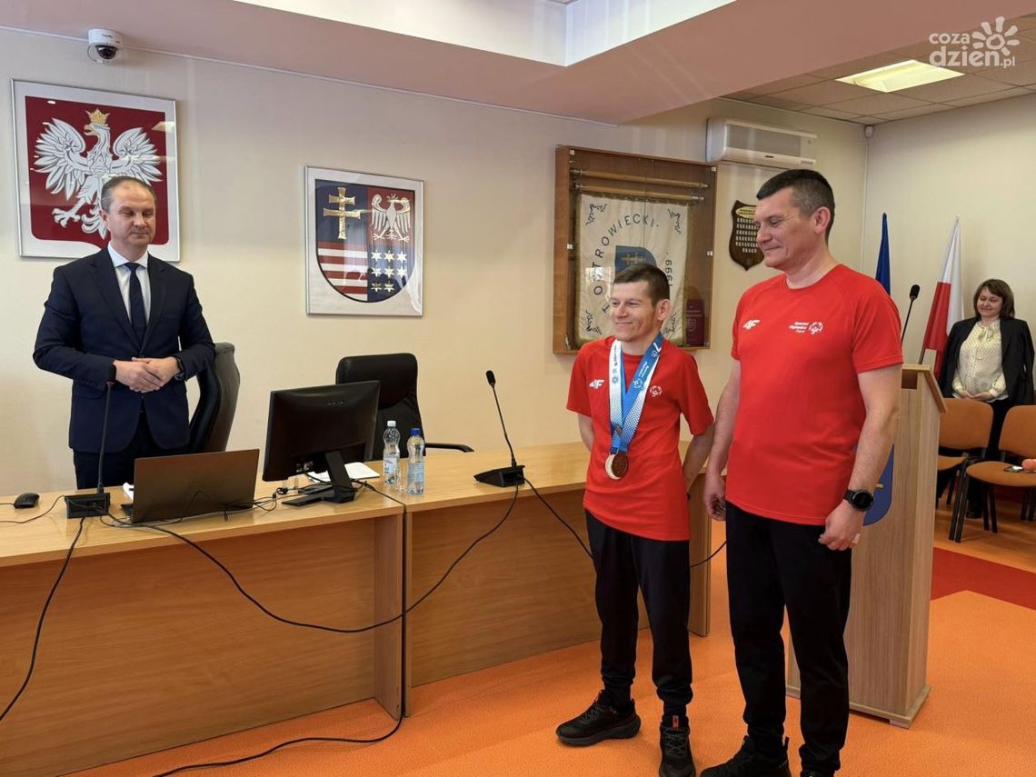 Ostrowieccy uczestnicy Zimowych Igrzysk Olimpiad Specjalnych z nagrodami od samorządu powiatowego Ostrowieccy uczestnicy Zimowych Igrzysk Olimpiad Specjalnych z nagrodami od samorządu powiatowego
