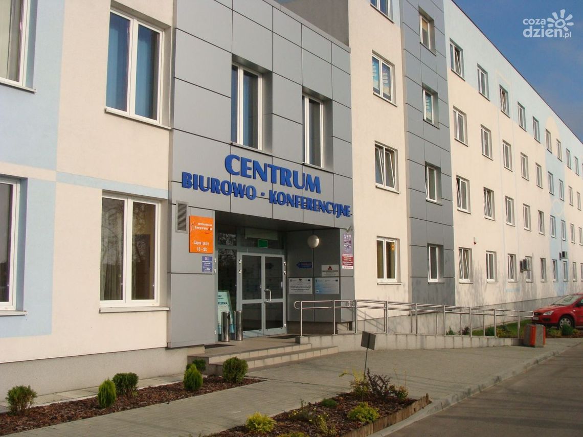 Ostrowieccy uczniowie i nauczyciele podnoszą kompetencje dzięki funduszom europejskim Ostrowieccy uczniowie i nauczyciele podnoszą kompetencje dzięki funduszom europejskim