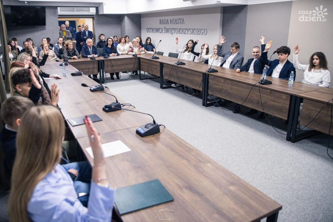 Ostrowiecka Młodzieżowa Rada kończy pierwszą kadencję i przekazuje pałeczkę dalej Ostrowiecka Młodzieżowa Rada kończy pierwszą kadencję i przekazuje pałeczkę dalej