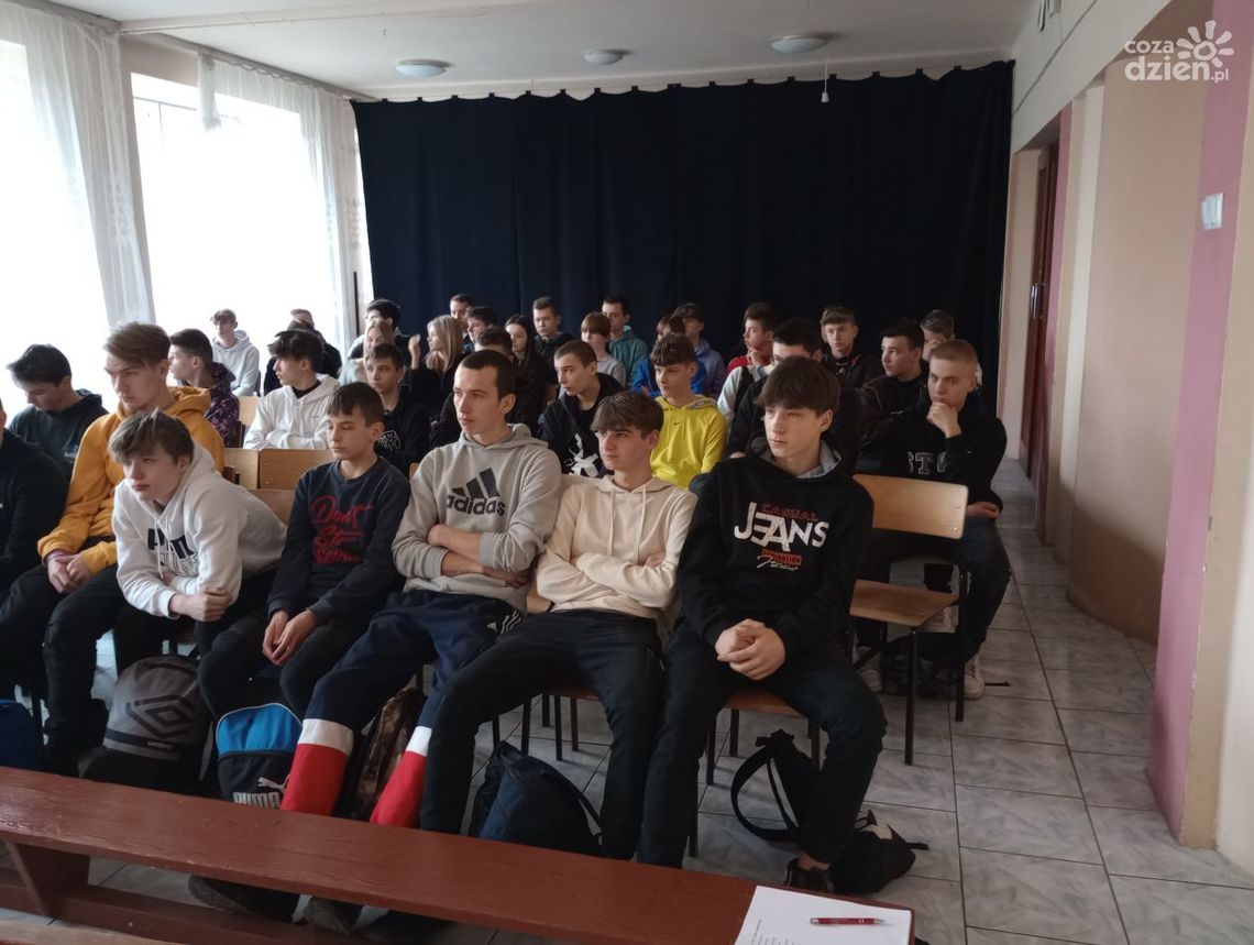 Ostrowiecka "samochodówka" rozpoczęła kampanię o przemocy, hejcie, narkomanii i depresji Ostrowiecka "samochodówka" rozpoczęła kampanię o przemocy, hejcie, narkomanii i depresji