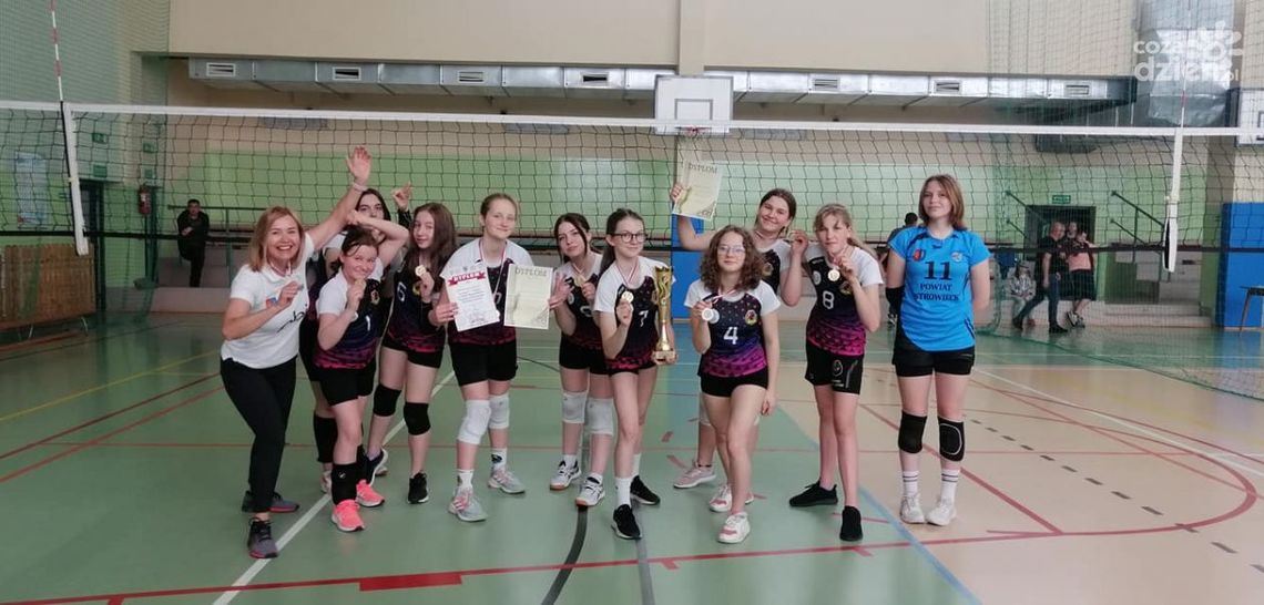 Ostrowiecka SMS Mistrzem Świętokrzyskiego w Mini Piłce Siatkowej dziewcząt
Ostrowiecka SMS Mistrzem Świętokrzyskiego w Mini Piłce Siatkowej dziewcząt