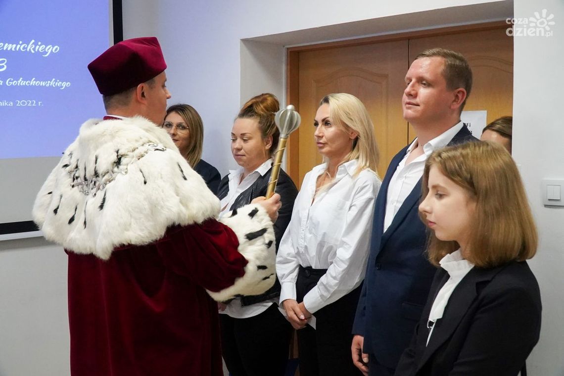 Ostrowiecka uczelnia awansowała. Historyczna inauguracja roku akademickiego