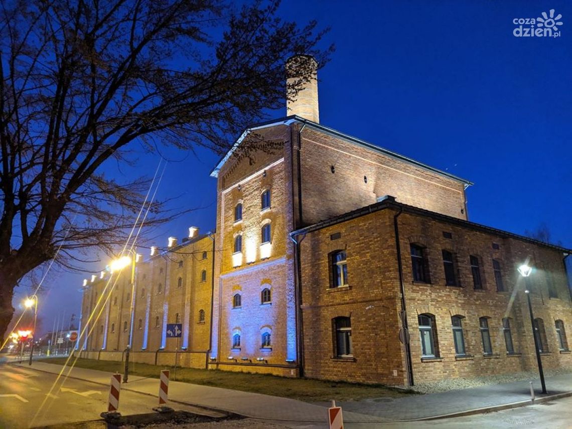 Ostrowiecki Browar Kultury zaświecił się na niebiesko Ostrowiecki Browar Kultury zaświecił się na niebiesko