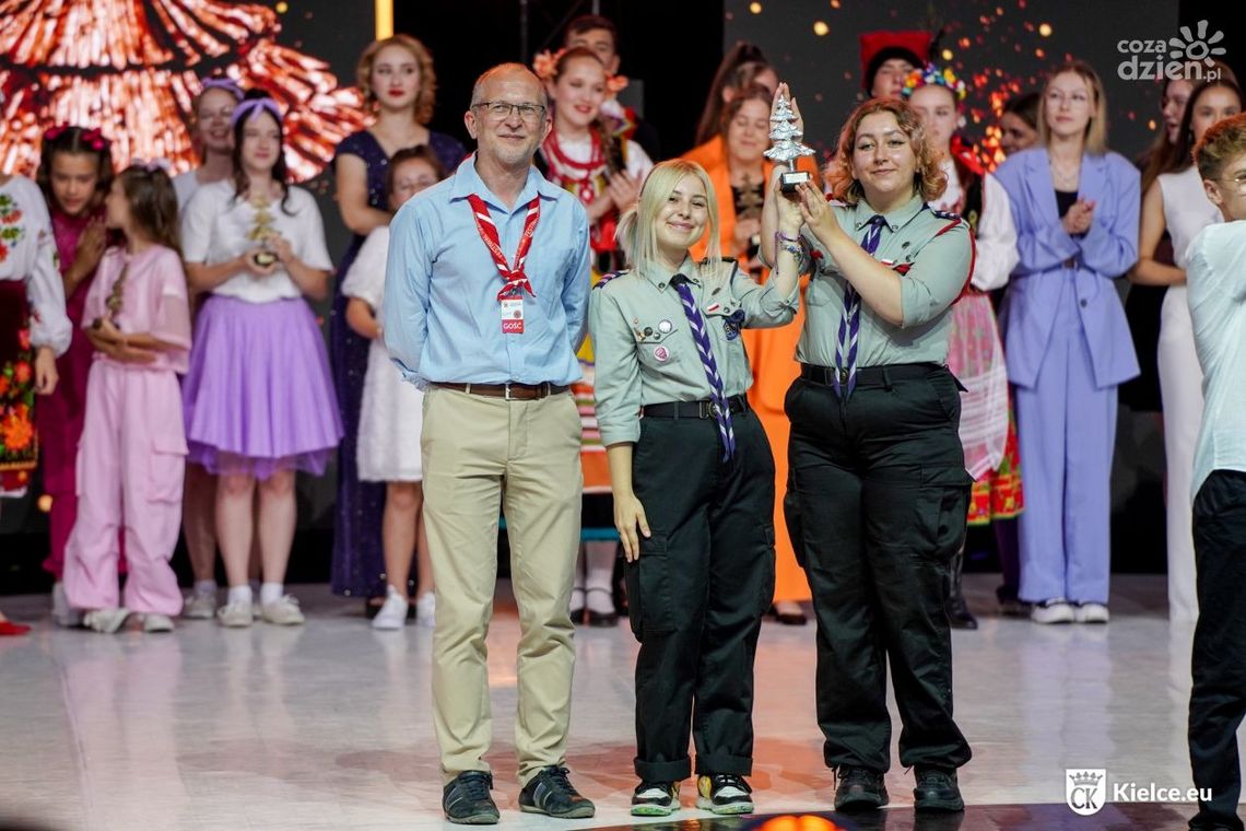 Ostrowiecki zespół "Nie ogarniesz" z harcerskimi Jodłami Ostrowiecki zespół "Nie ogarniesz" z harcerskimi Jodłami