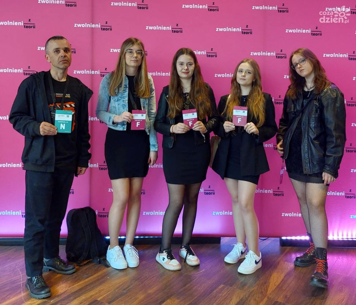 Ostrowieckie licealistki w finale olimpiady "Zwolnieni z teorii" Ostrowieckie licealistki w finale olimpiady "Zwolnieni z teorii"