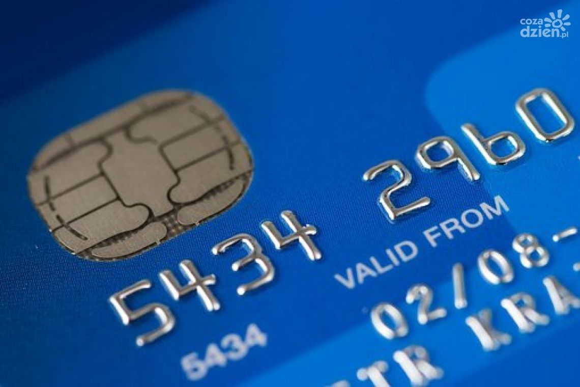 Oszust zaciągnął 15 000 złotych kredytu po zdobyciu danych od 21 – letniej ostrowczanki.