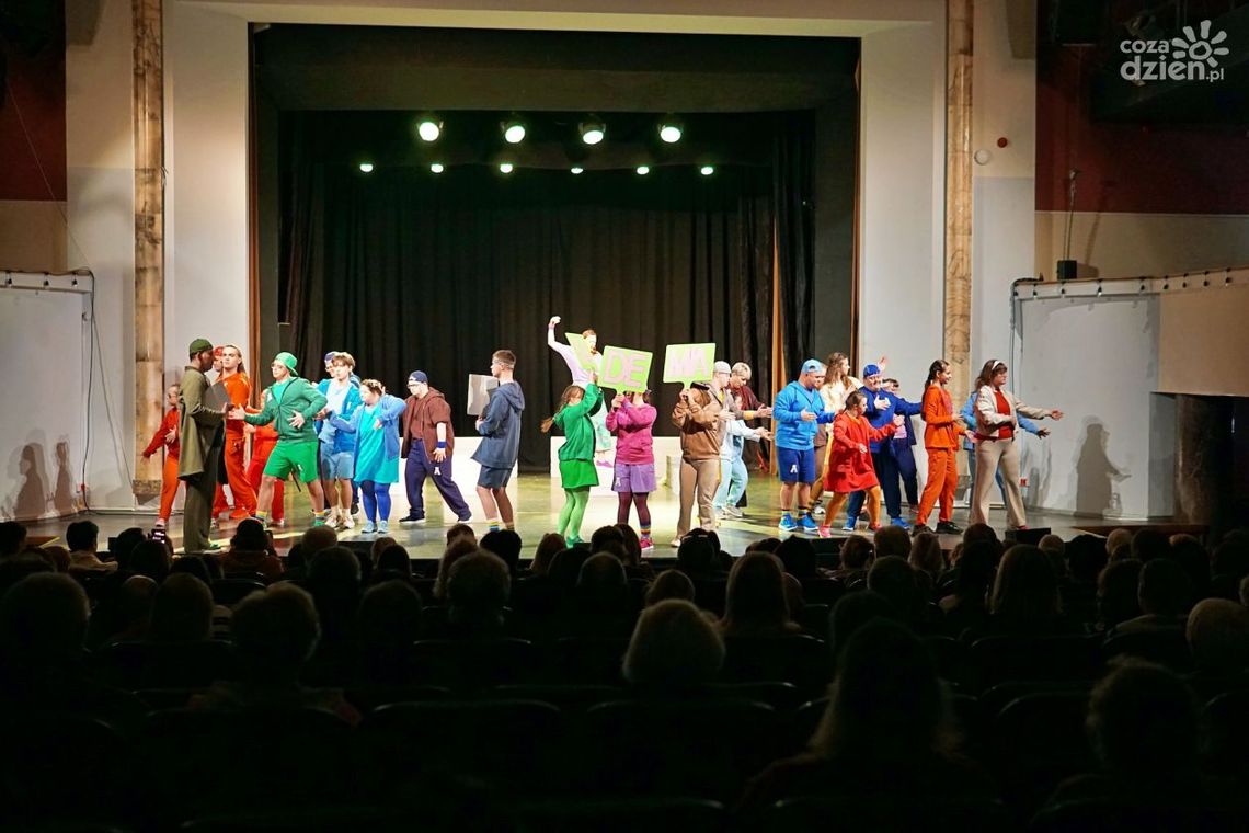 Owacja na stojąco w Wojewódzkim Dom Kultury w Kielcach. Musical „Witajcie w naszej bajce” ponownie zachwycił publiczność