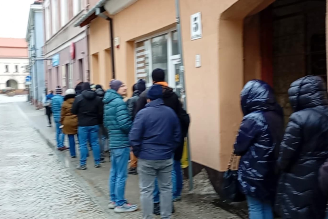 Pączki z tradycją. W tłusty czwartek Kielce ustawiają się w kolejce do Zygmunta Pańszczyka Pączki z tradycją. W tłusty czwartek Kielce ustawiają się w kolejce do Zygmunta Pańszczyka