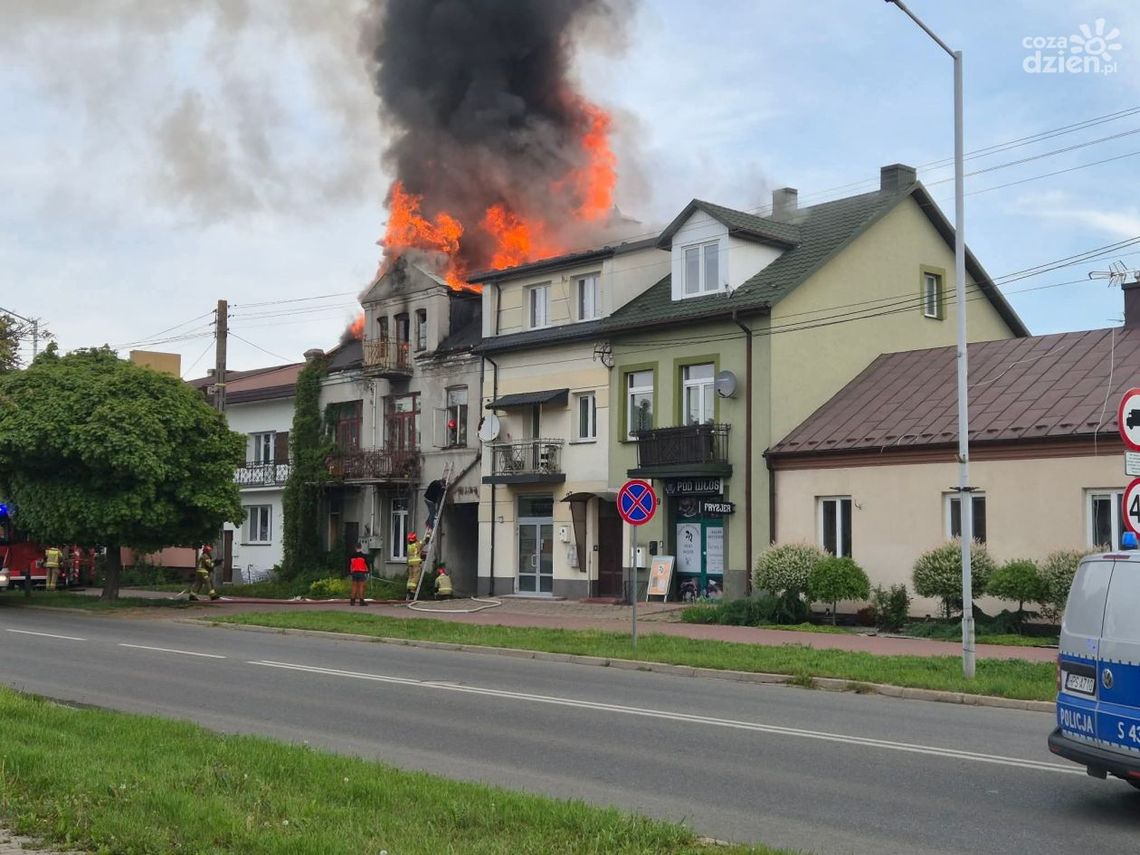 Paliła się kamienica w zabudowie szeregowej