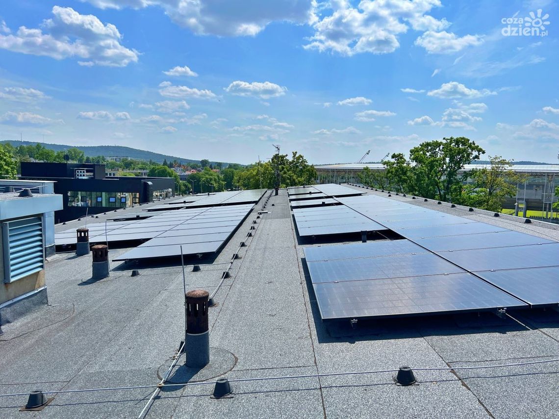 Panele fotowoltaiczne na budynku WDKu Panele fotowoltaiczne na budynku WDKu