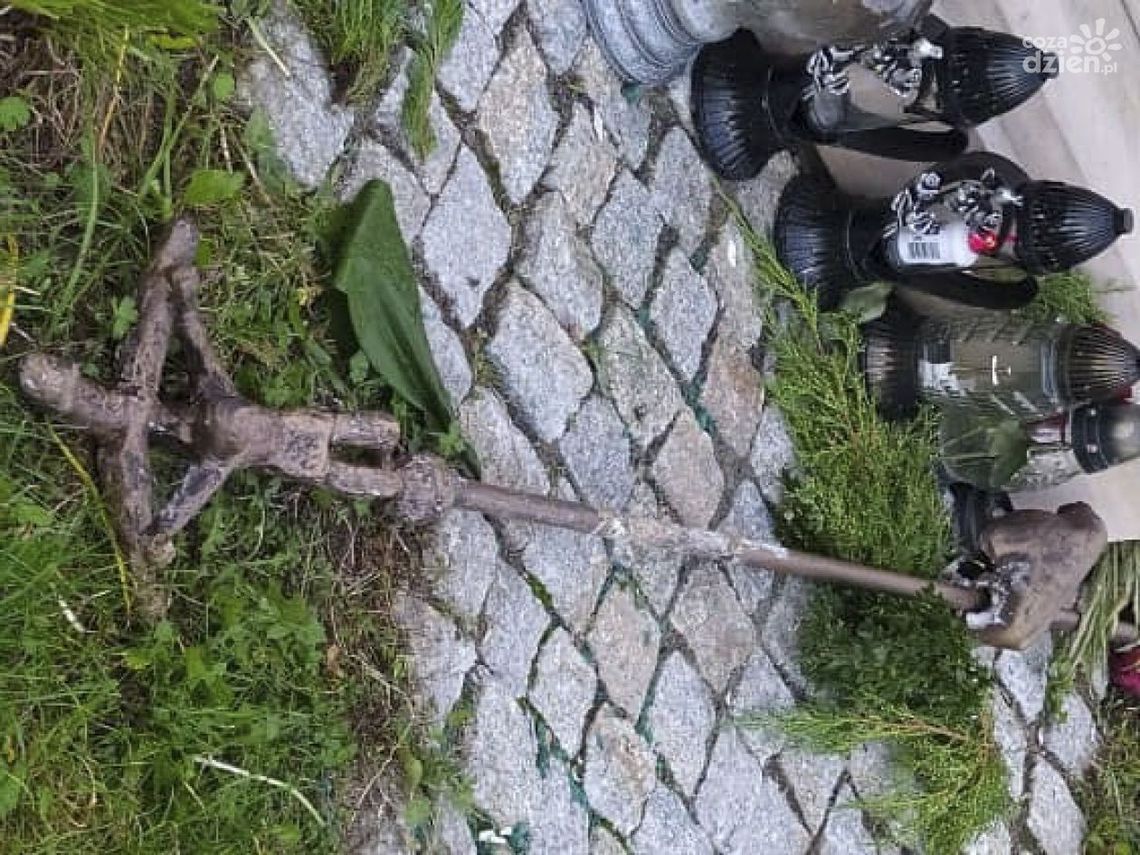 Papieżowi urwano rękę wraz z pastorałem - zniszczono pomnik Jana Pawła II Papieżowi urwano rękę wraz z pastorałem - zniszczono pomnik Jana Pawła II