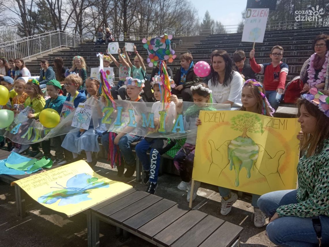 Park Miejski opanowany przez uczniów ostrowieckich szkół. Wszystko w duchu ekologii Park Miejski opanowany przez uczniów ostrowieckich szkół. Wszystko w duchu ekologii