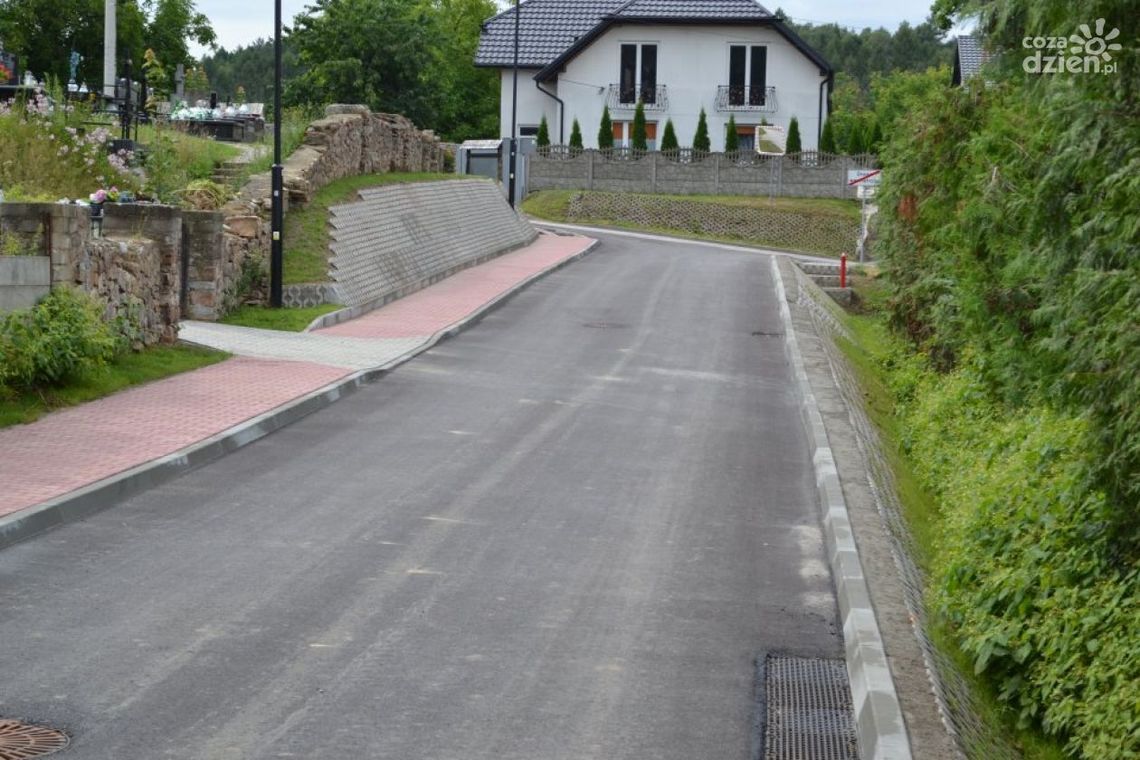 Parking i drogi dojazdowe przy cmentarzu w Bielinach gotowe do użytkowania