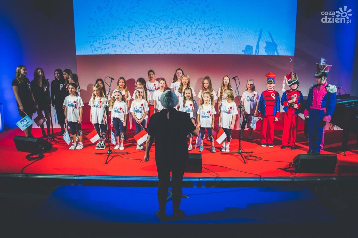 Patriotycznie w Miejskim Centrum Kultury w Ostrowcu Patriotycznie w Miejskim Centrum Kultury w Ostrowcu