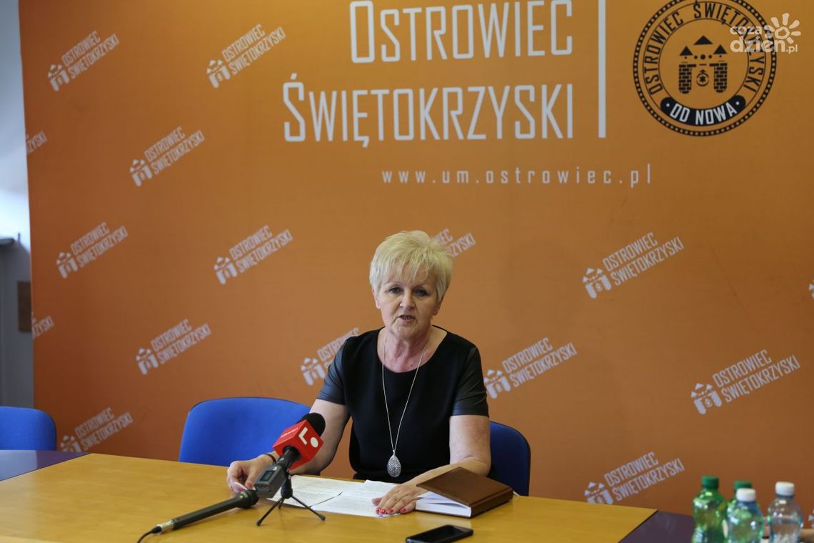 PCPR zamknięte dla interesantów. Pracownicy szyją maseczki ochronne PCPR zamknięte dla interesantów. Pracownicy szyją maseczki ochronne