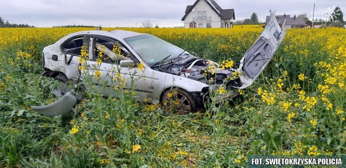 Pędzące BMW wypadło z drogi i dachowało na pobliskim polu