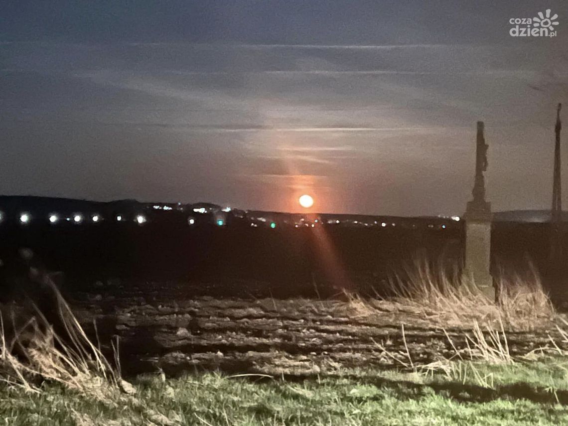Pełnia księżyca zachwyca w Kielcach i powiecie kieleckim Pełnia księżyca zachwyca w Kielcach i powiecie kieleckim