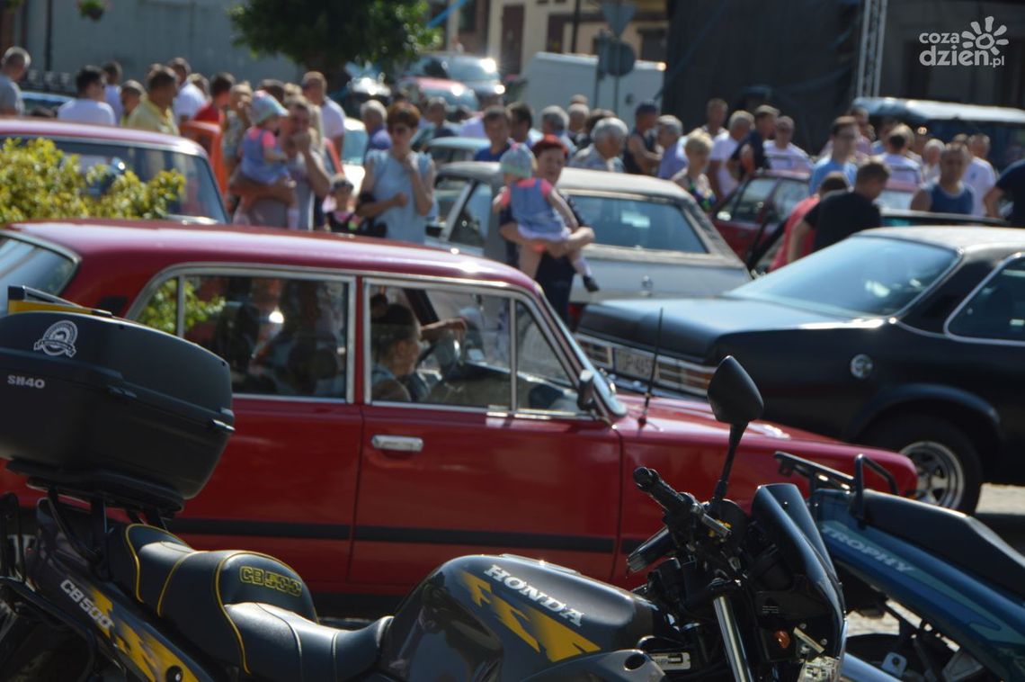 Perełki motoryzacji na opatowskim Rynku (zobacz zdjęcia) Perełki motoryzacji na opatowskim Rynku (zobacz zdjęcia)