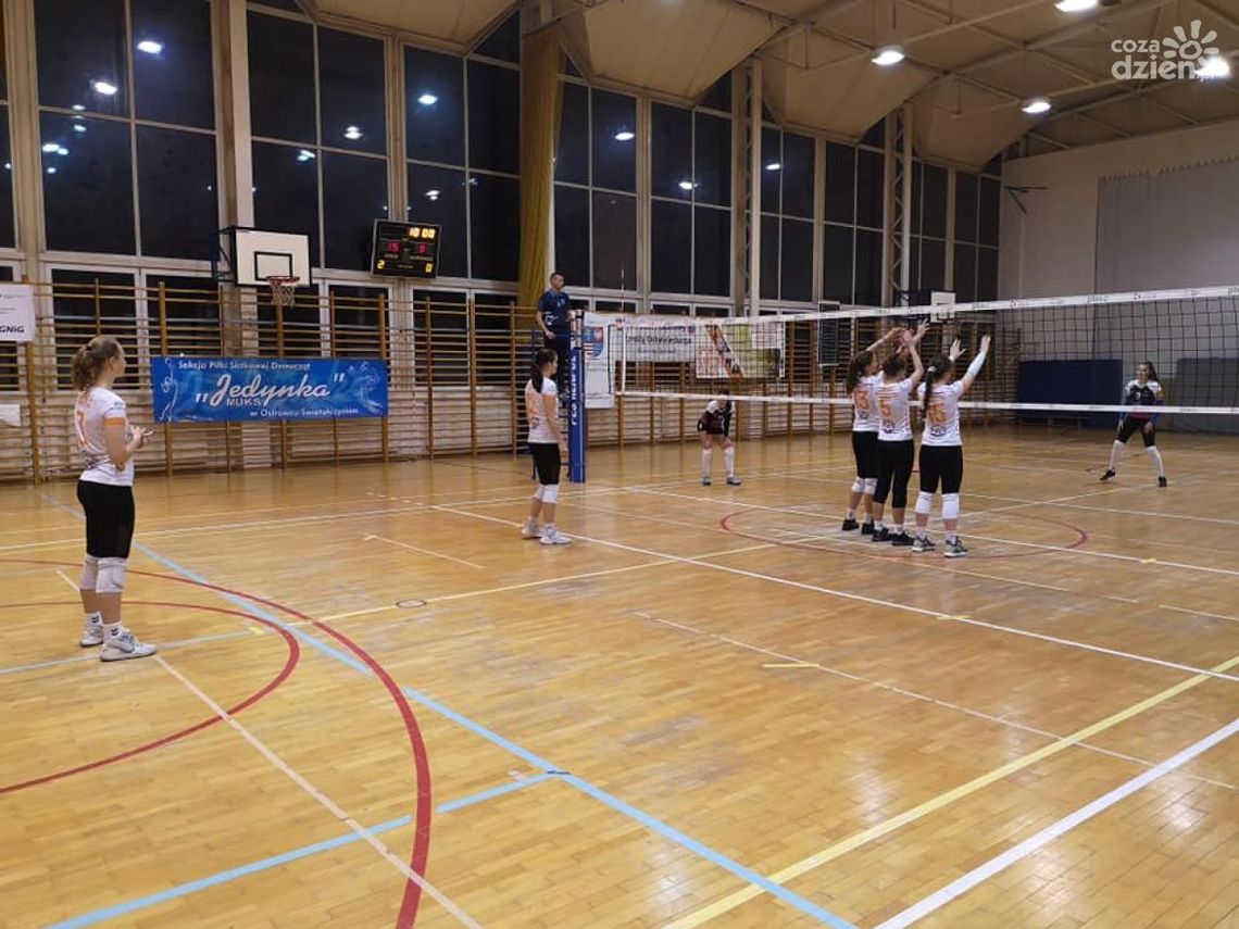 Pewna wygrana siatkarek KSZO SMS II Ostrowiec Świętokrzyski Pewna wygrana siatkarek KSZO SMS II Ostrowiec Świętokrzyski