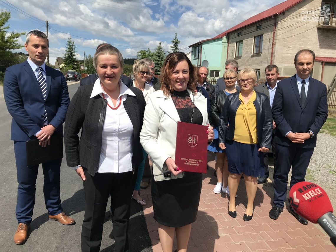 Piaski Brzóstowskie w końcu z nową nawierzchnią Piaski Brzóstowskie w końcu z nową nawierzchnią