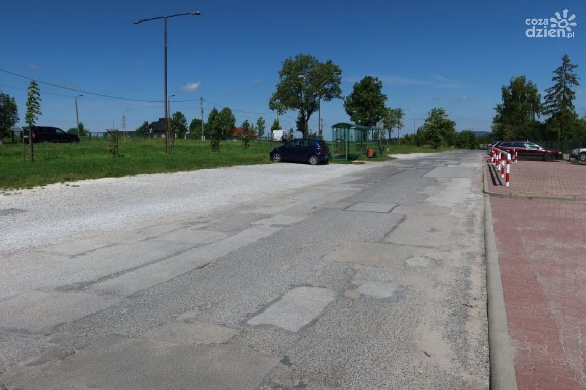 Piekoszów z 4,2 mln zł rządowego wsparcia na przebudowę drogi do szkoły Piekoszów z 4,2 mln zł rządowego wsparcia na przebudowę drogi do szkoły