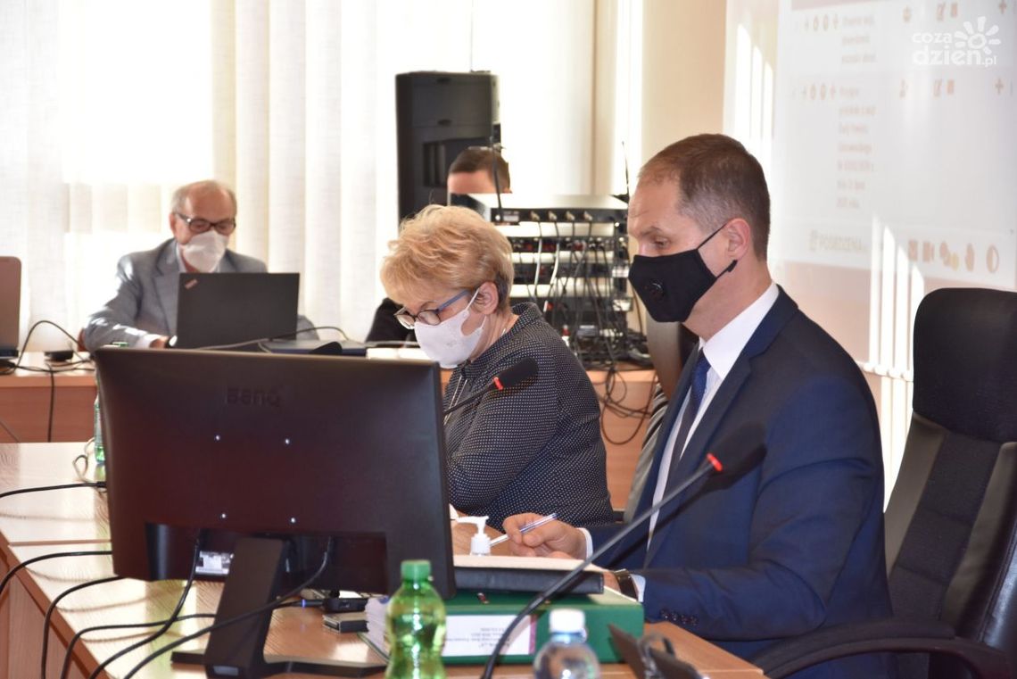 Pierwsza taka sesja w powiecie. Obradowano w systemie hybrydowym Pierwsza taka sesja w powiecie. Obradowano w systemie hybrydowym