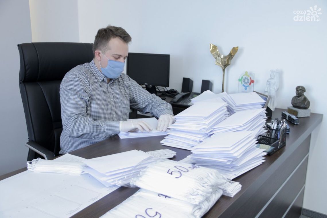 Pierwsza tura maseczek trafiła do starachowiczan Pierwsza tura maseczek trafiła do starachowiczan