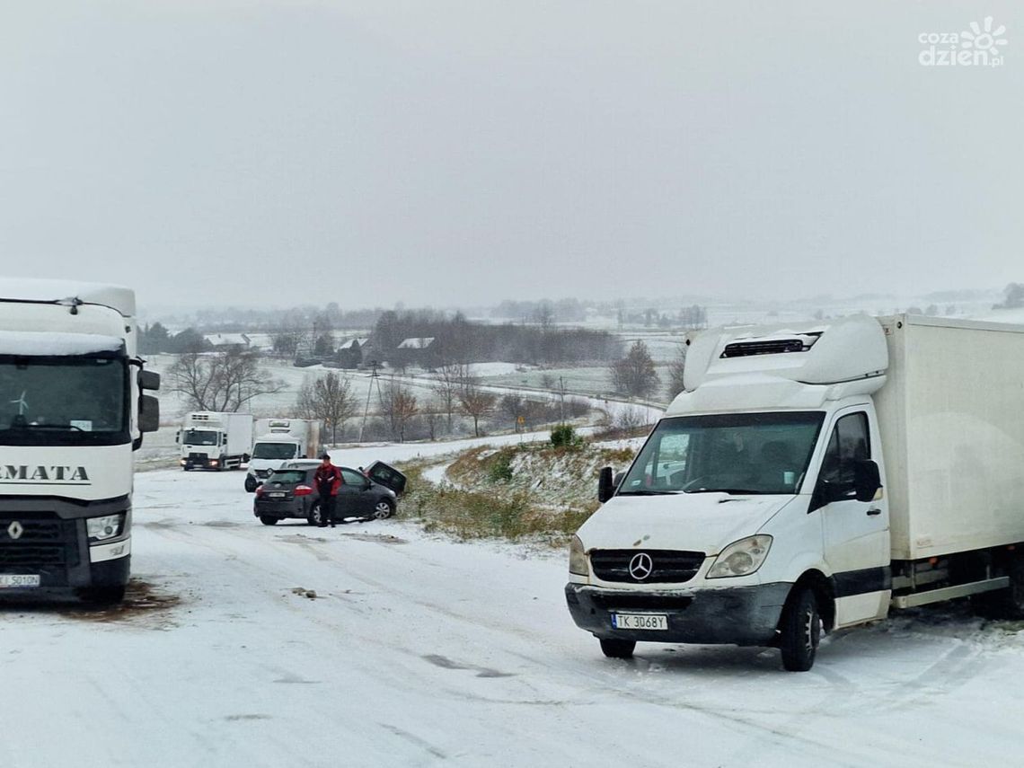 Pierwsze opady śniegu. Kierowcy bez opon zimowych Pierwsze opady śniegu. Kierowcy bez opon zimowych