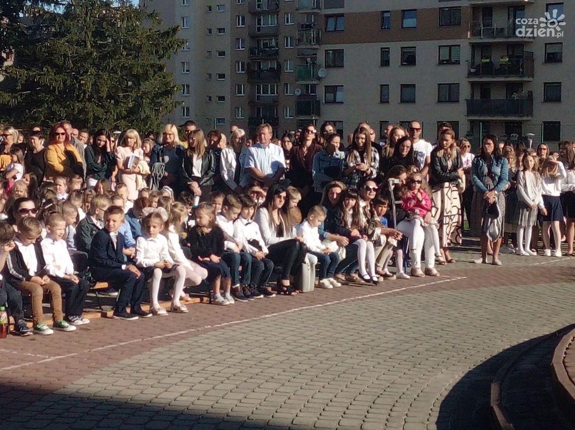 Pierwszy dzwonek na lekcje rozbrzmiał w kieleckich szkołach Pierwszy dzwonek na lekcje rozbrzmiał w kieleckich szkołach