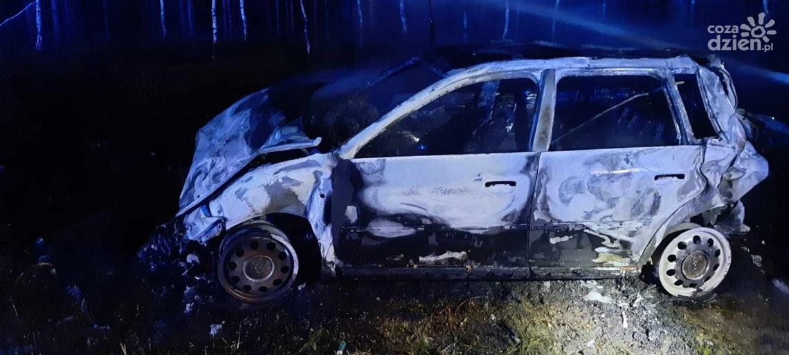 Pijany kierowca wjechał do rowu, wyleciał przez szybę