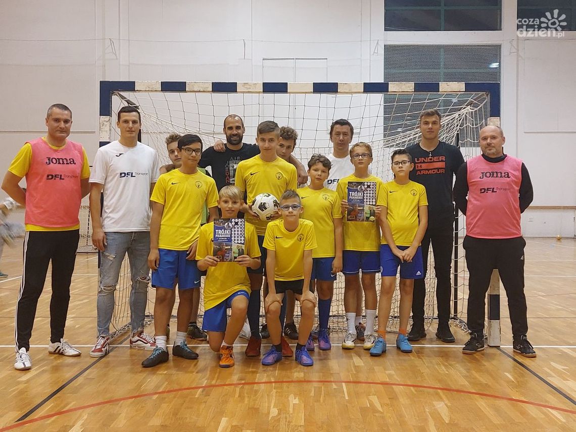 Piłkarze Korony zagrali w trójkach z dziećmi Piłkarze Korony zagrali w trójkach z dziećmi