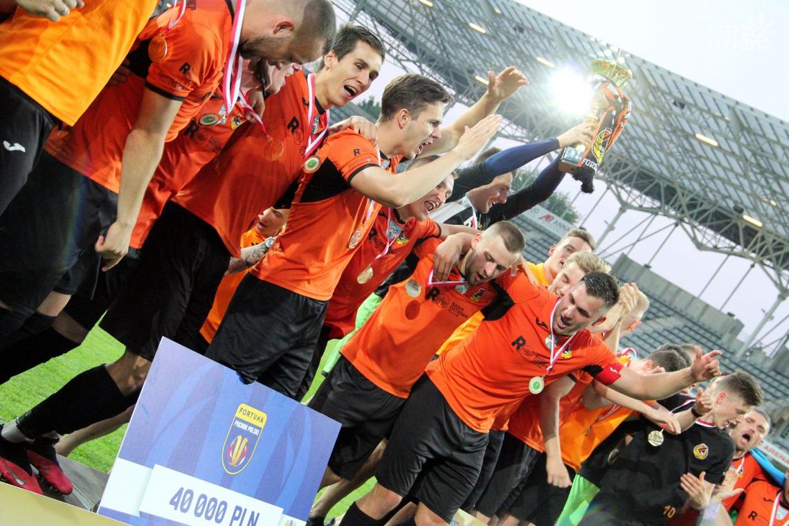 Piłkarze KSZO po dogrywce wygrywają Okręgowy Puchar Polski Piłkarze KSZO po dogrywce wygrywają Okręgowy Puchar Polski