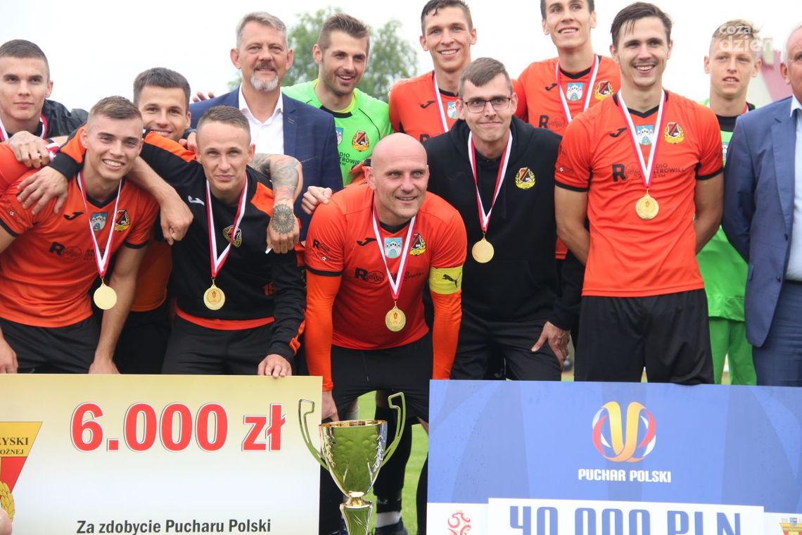 Piłkarze KSZO wracali z pucharem