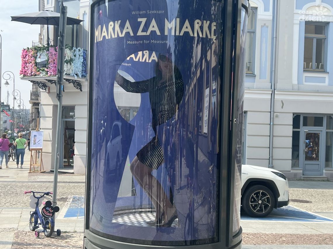 Pip show przez dziurkę od klucza Pip show przez dziurkę od klucza