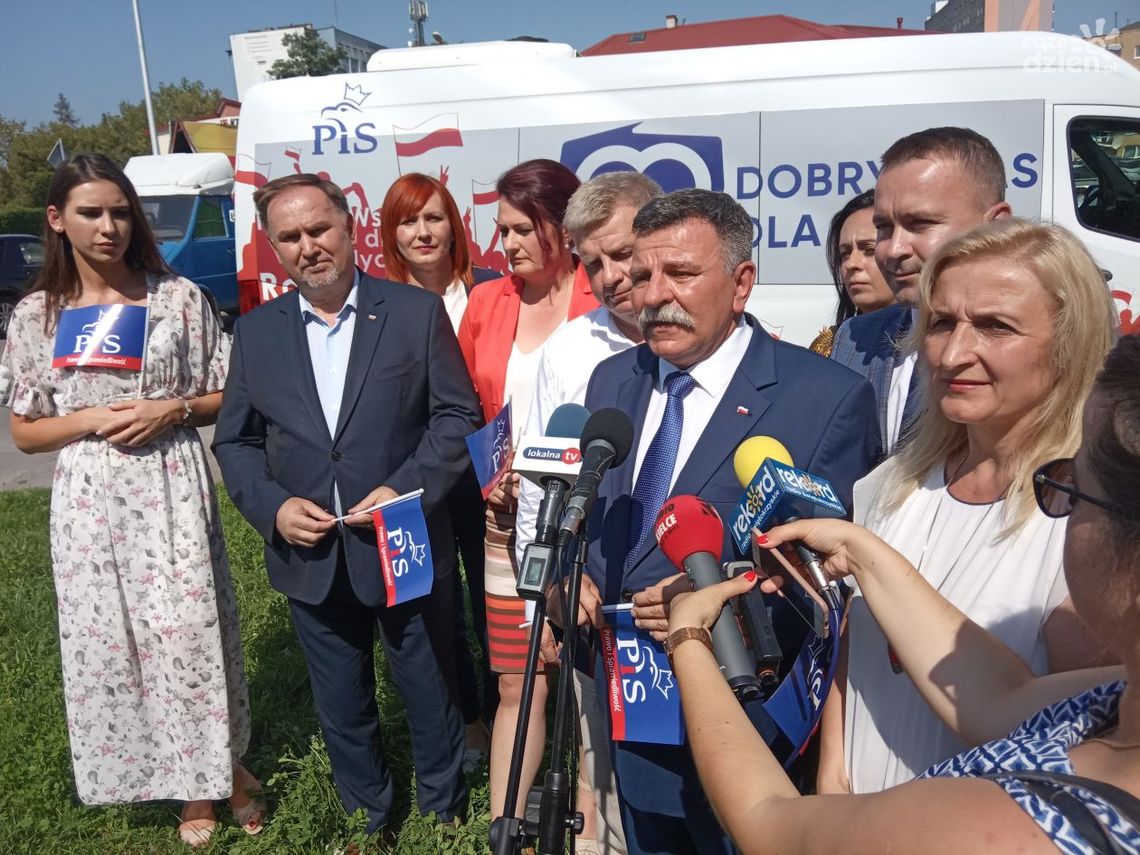 "PiS-bus" w Ostrowcu Świętokrzyskim "PiS-bus" w Ostrowcu Świętokrzyskim