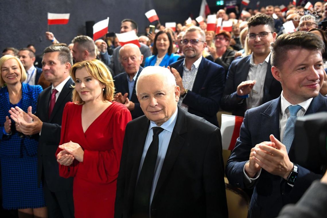 PiS po raz trzeci wygrywa wybory parlamentarne. Nie ma jednak większości. PiS po raz trzeci wygrywa wybory parlamentarne. Nie ma jednak większości.