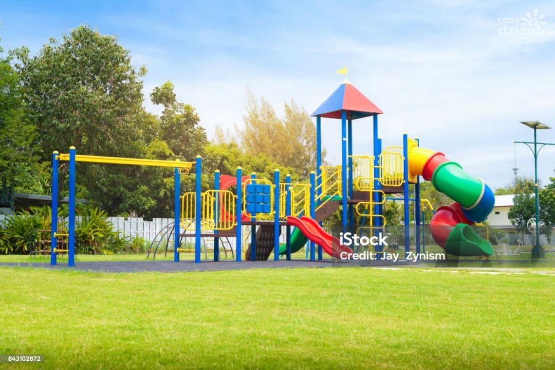 Place zabaw z  nowym wyposażeniem 