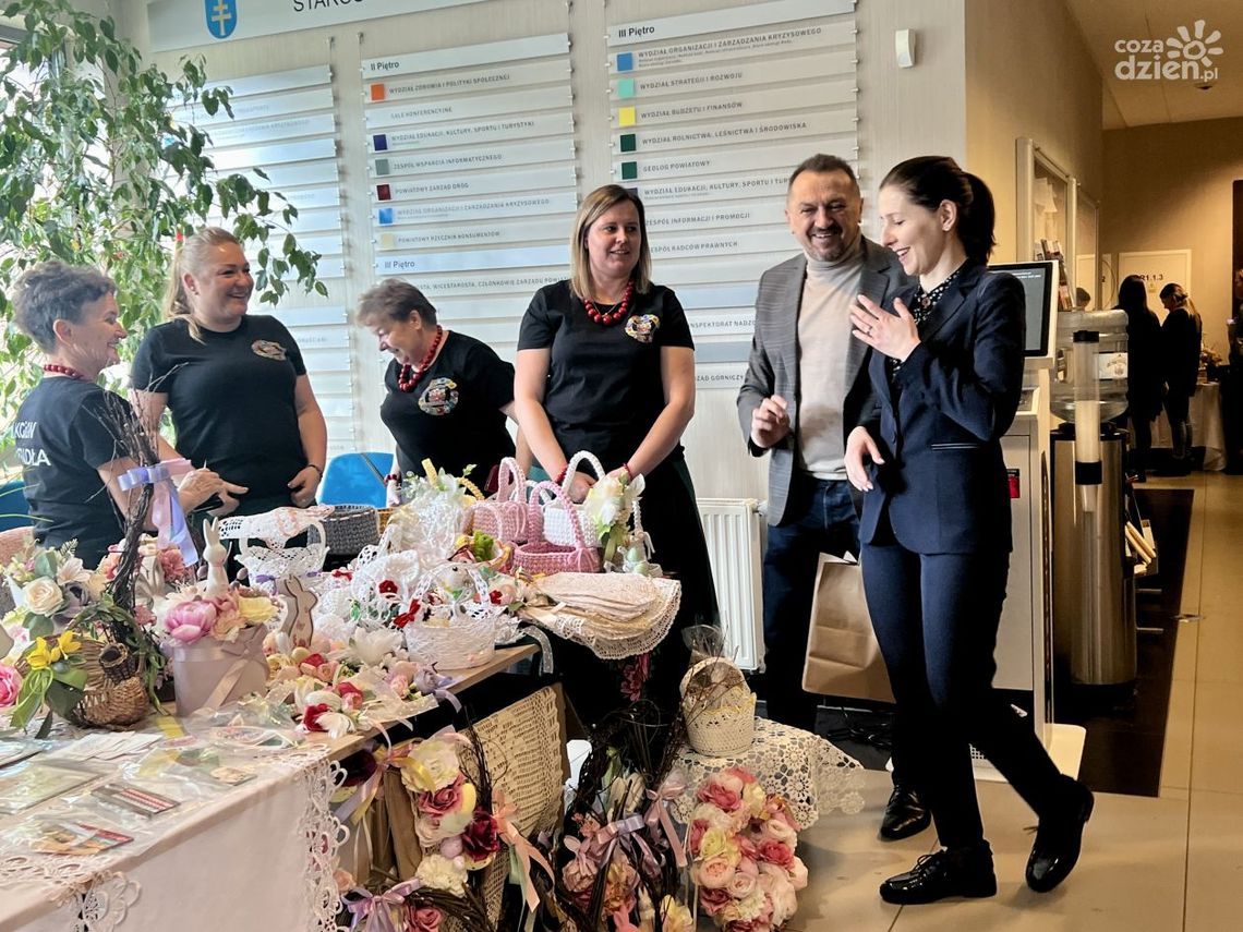 Plecione koszyki, kartki świąteczne, chlebowe zające i inne