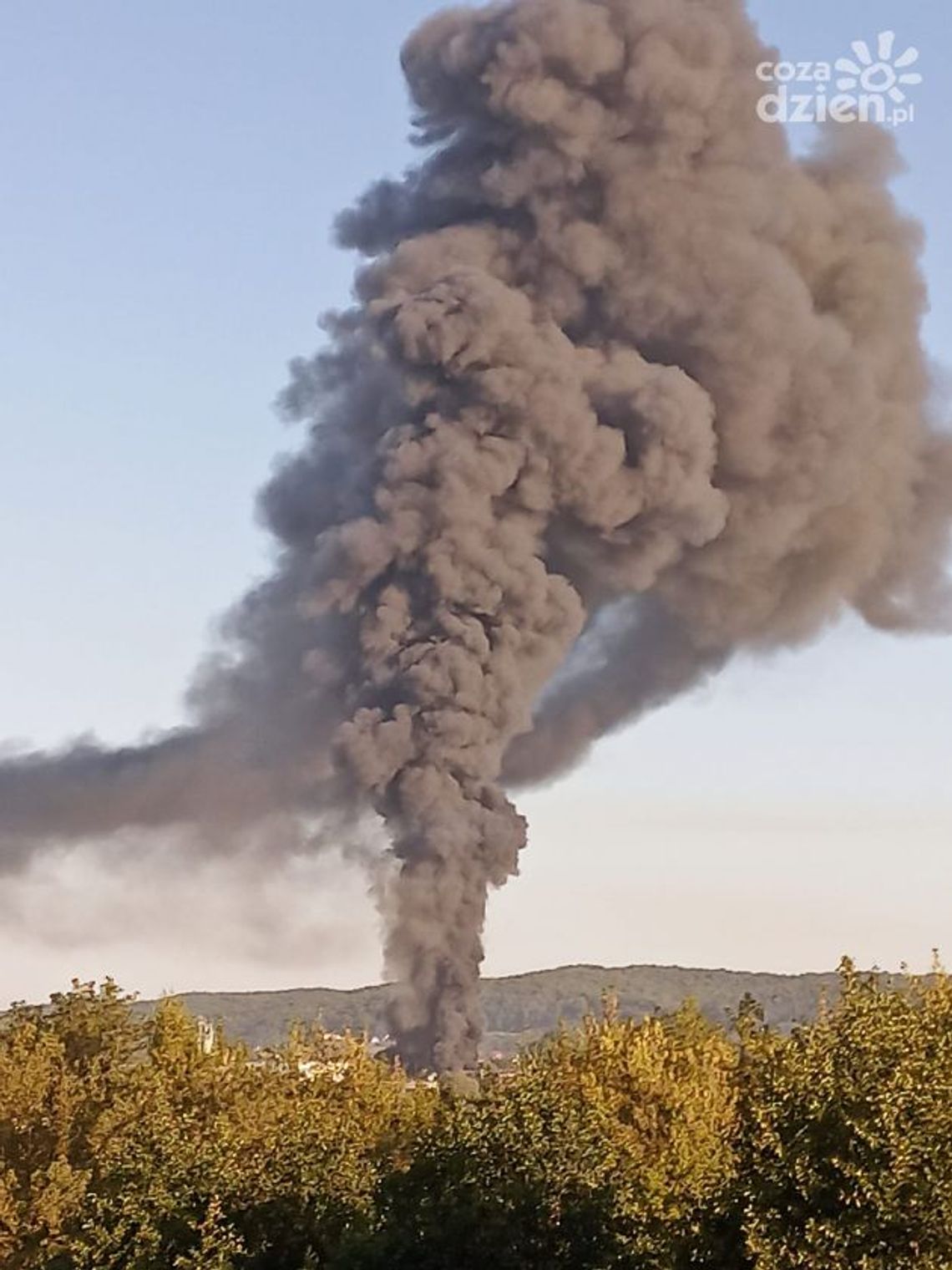 Płonie hala z oponami. Dym widać z kilkudziesięciu kilometrów Płonie hala z oponami. Dym widać z kilkudziesięciu kilometrów