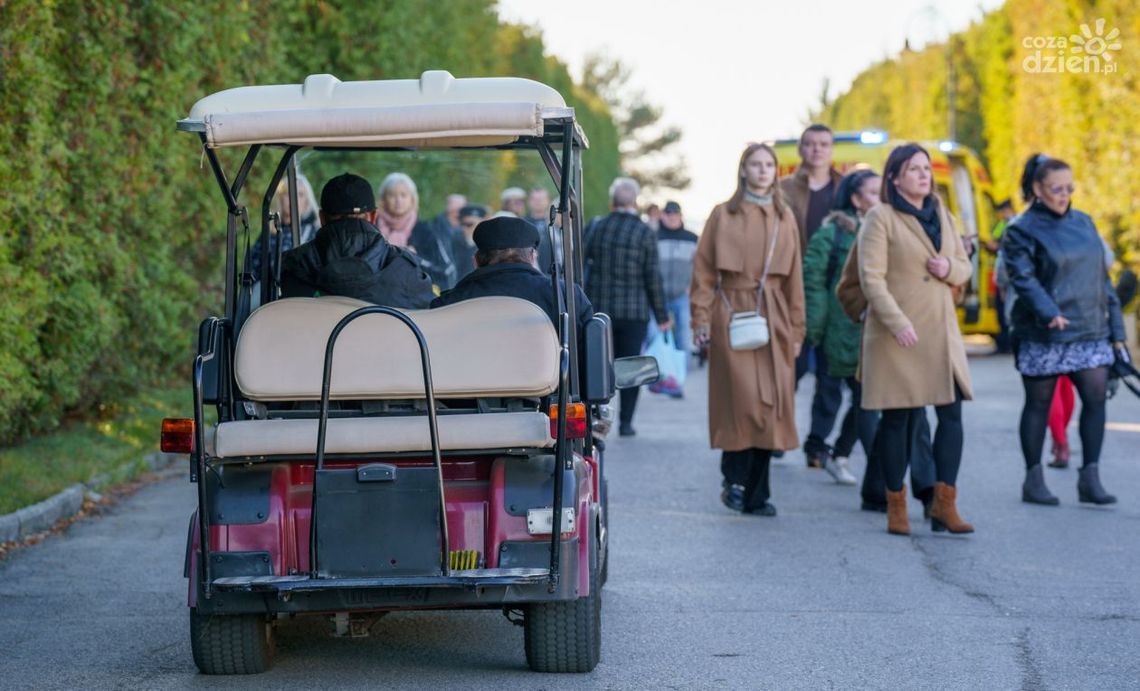 Po cmentarzu w Cedzynie kursują bezpłatne meleksy Po cmentarzu w Cedzynie kursują bezpłatne meleksy