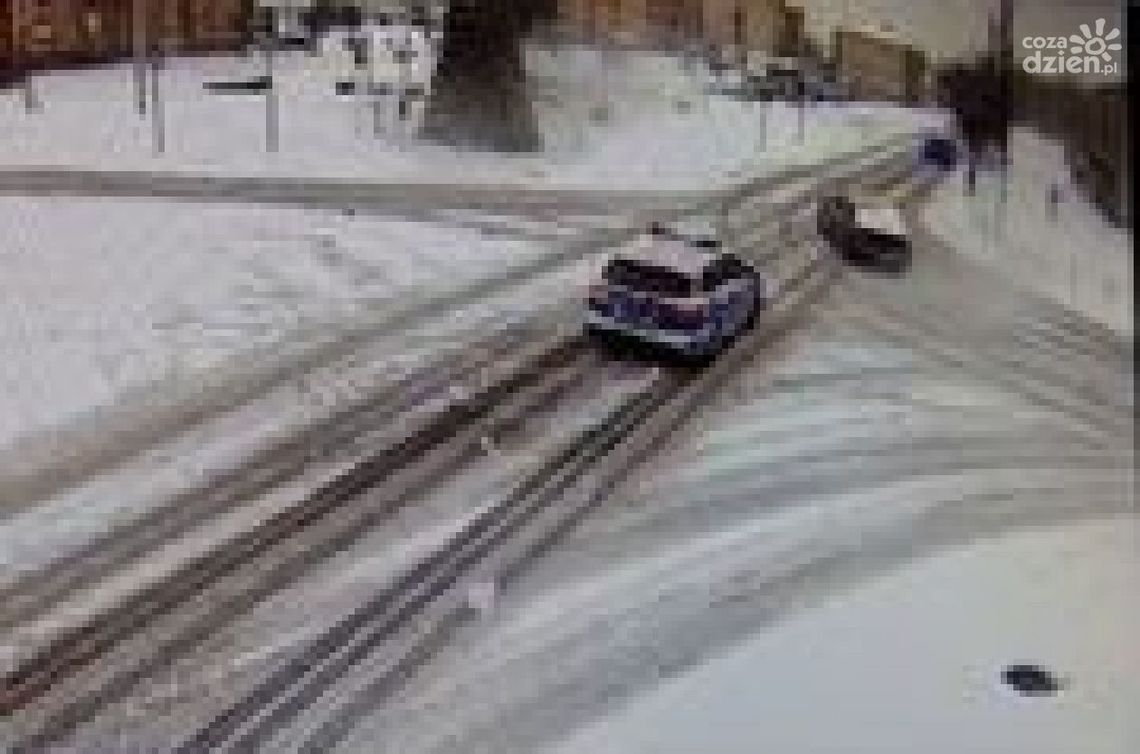 Po pijaku driftował i zderzył się z radiowozem Po pijaku driftował i zderzył się z radiowozem