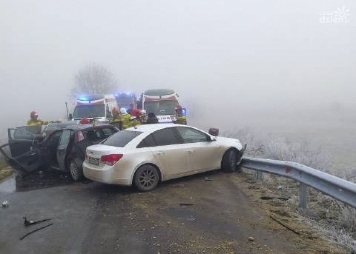Po zderzeniu samochodów cztery osoby w szpitalu. Potrzebny był sprzęt hydrauliczny Po zderzeniu samochodów cztery osoby w szpitalu. Potrzebny był sprzęt hydrauliczny