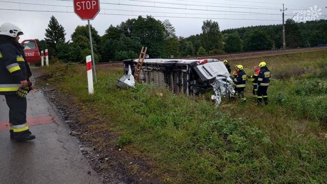 Pociąg zderzył się z osobówką w Wąchocku Pociąg zderzył się z osobówką w Wąchocku