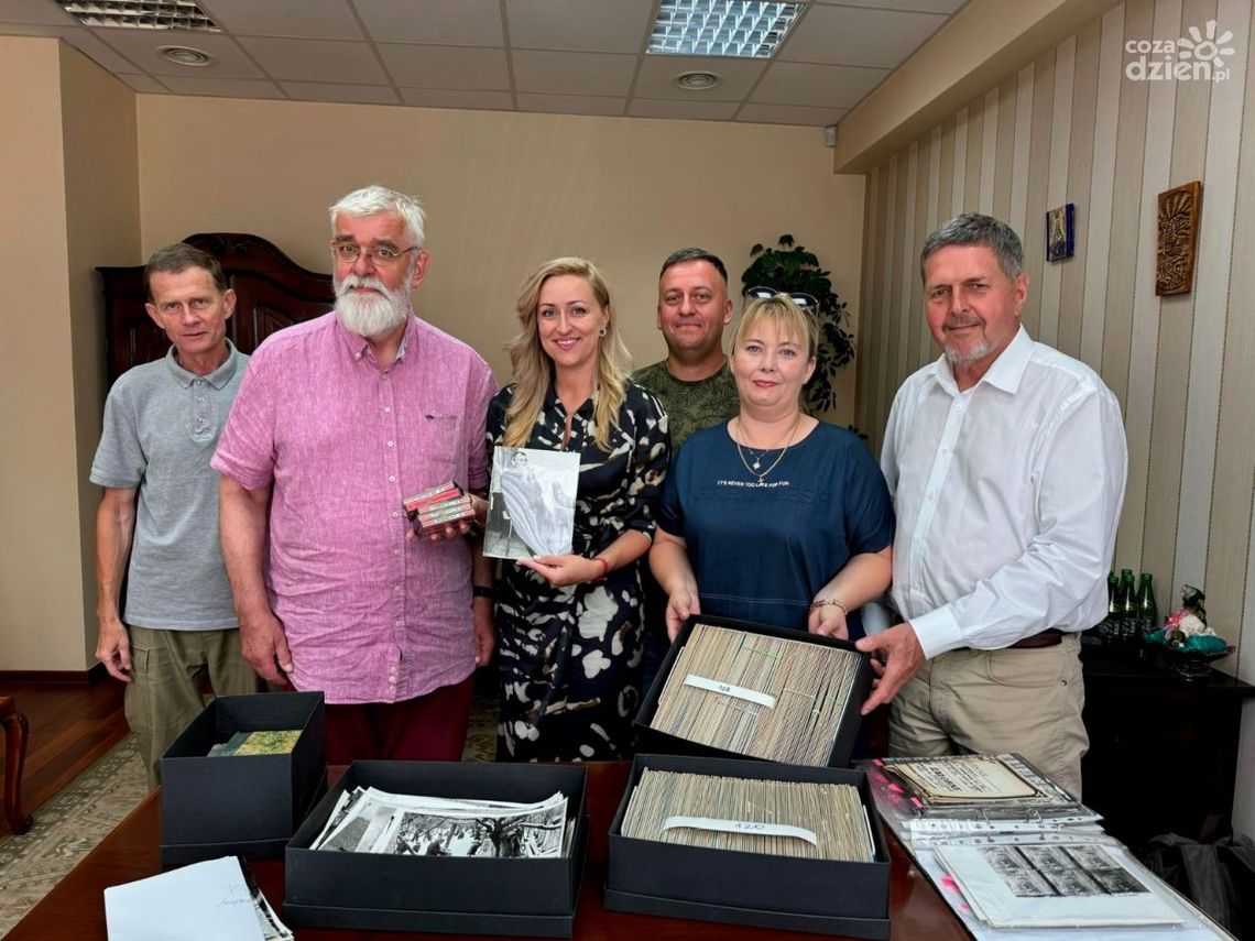 Podpisanie umowy na zakup kolekcji Jana Bernasiewicza Podpisanie umowy na zakup kolekcji Jana Bernasiewicza